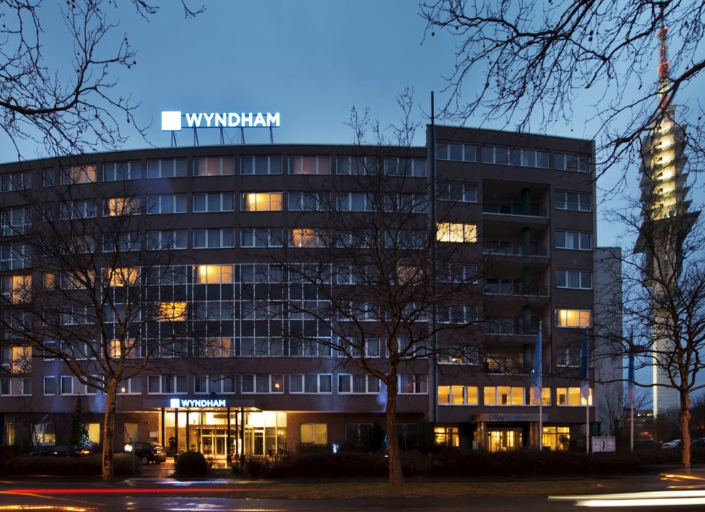 Wyndham Hannover Atrium Exterior